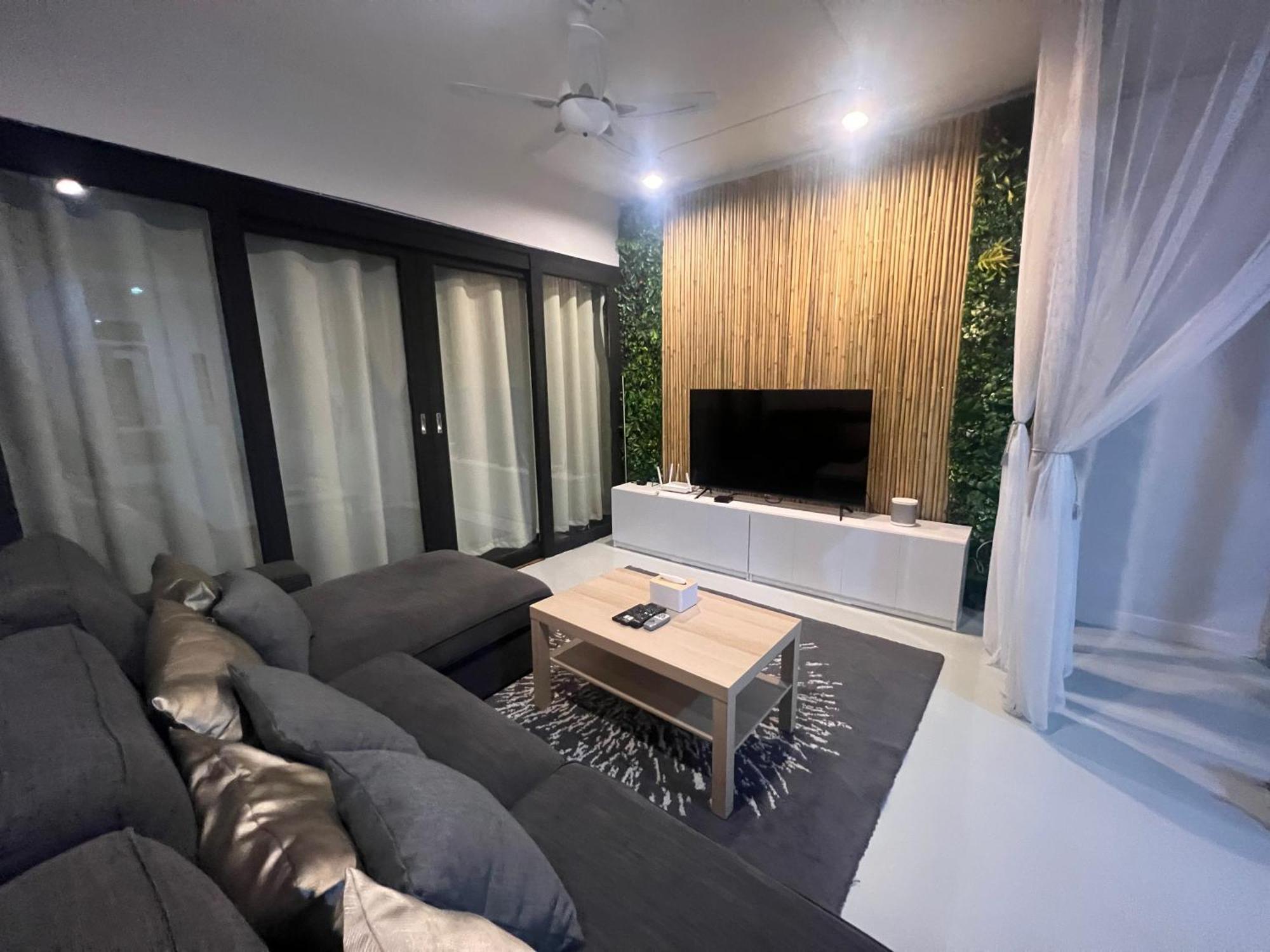 4 Bedroom House With Beautiful Rooftop Near Bts Ekkamai * Bangkok