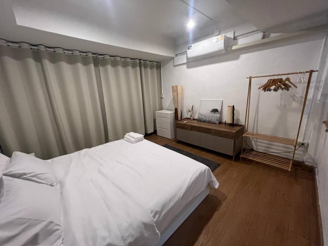 4 Bedroom House With Beautiful Rooftop Near Bts Ekkamai * Bangkok