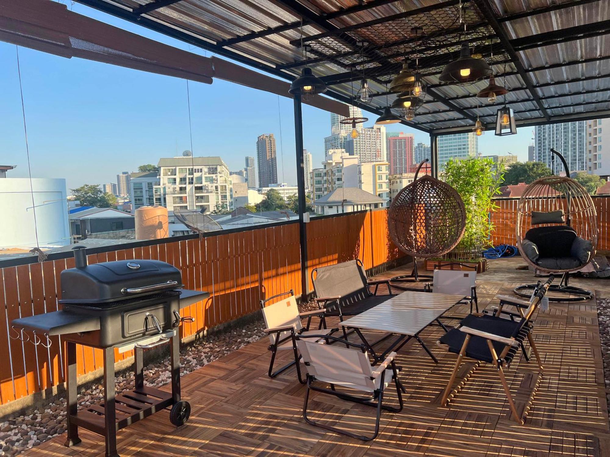 4 Bedroom House With Beautiful Rooftop Near Bts Ekkamai *