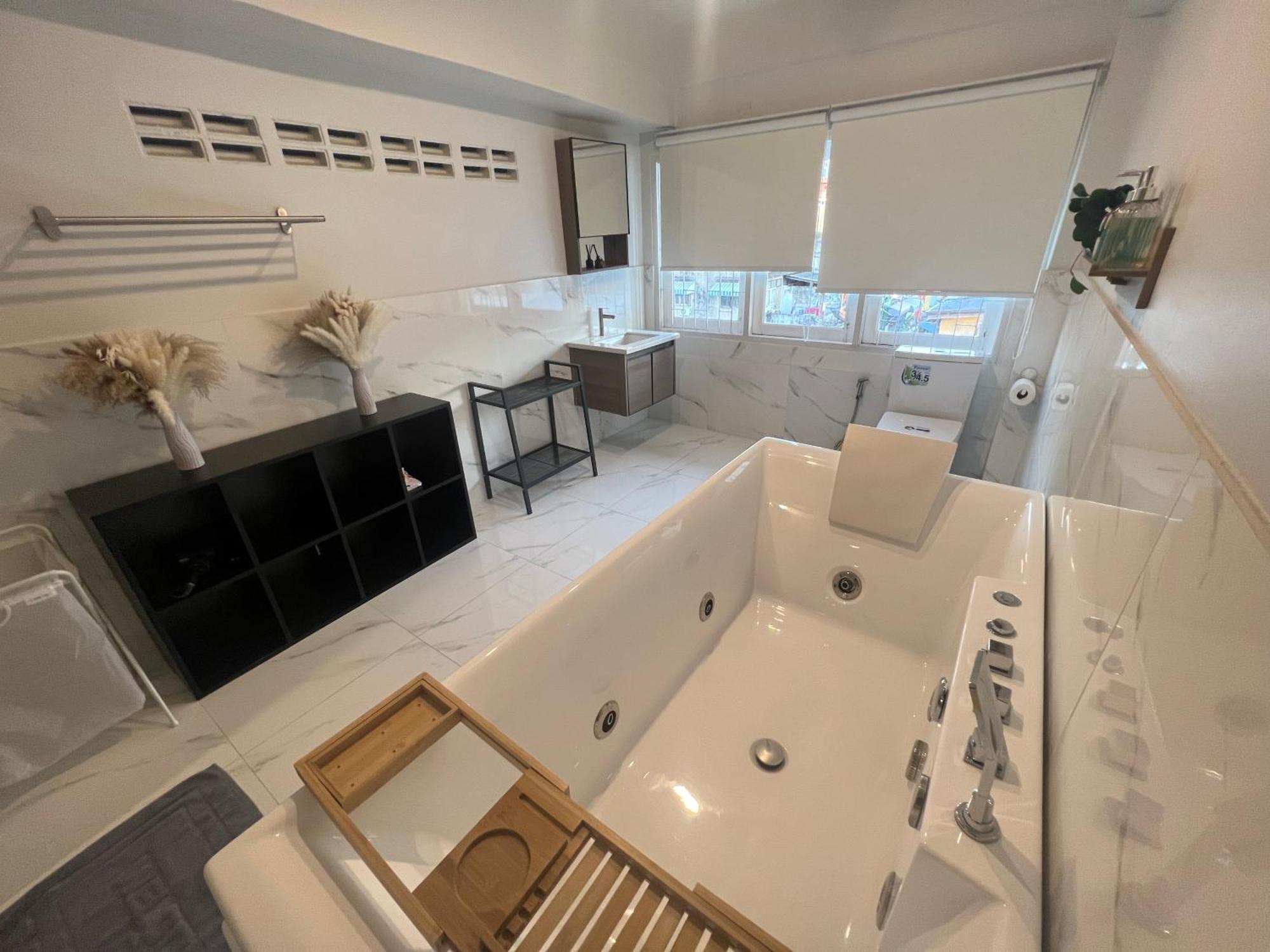 Villa 4 Bedroom House With Beautiful Rooftop Near Bts Ekkamai